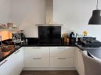 Keuken mat wit met zwart granieten blad met (schier) eiland, Ophalen, Gebruikt, U-keuken, Wit