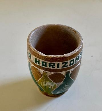 Klein aardewerk bekertje beschikbaar voor biedingen