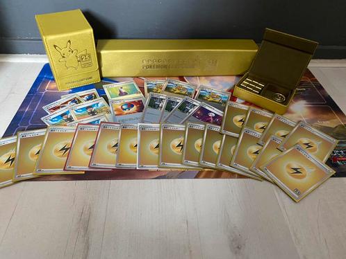 Pokémon TCG 25th anniversary gold edition en HO-OH playmat, Hobby en Vrije tijd, Verzamelkaartspellen | Pokémon, Zo goed als nieuw