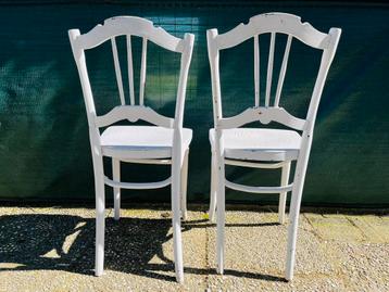2 witte brocante stoelen  beschikbaar voor biedingen