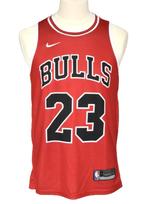 NIKE CHICAGO BULLS, 23 MICHAEL JORDAN NBA shirt, rood, Mt. M, Maat 48/50 (M), Zo goed als nieuw, Nike NBA Chicago Bulls, Verzenden