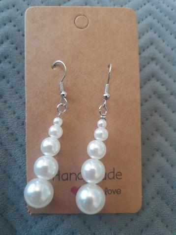 Oorbellen hangers beschikbaar voor biedingen