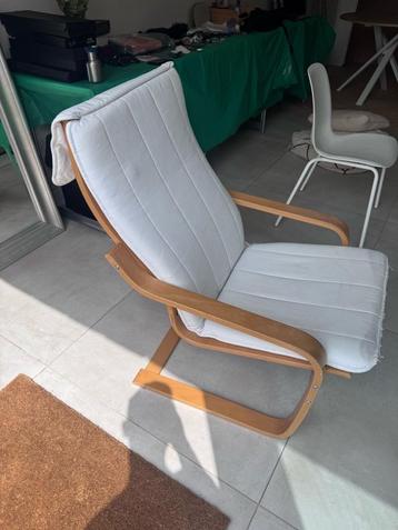 IKEA POÄNG relaxstoel — bruin frame, licht kussen beschikbaar voor biedingen