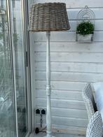 Staande lamp met rieten kap, Huis en Inrichting, Lampen | Vloerlampen, Ophalen, Gebruikt, Hout, 150 tot 200 cm