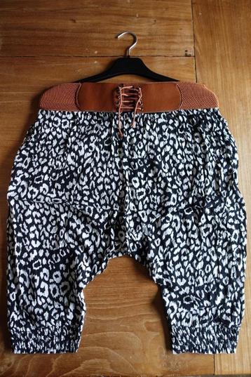 korte zwart witte baggy broek met elastische veterband S beschikbaar voor biedingen