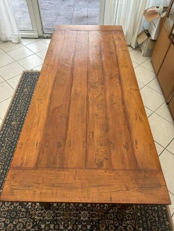Massief houten eettafel beschikbaar voor biedingen