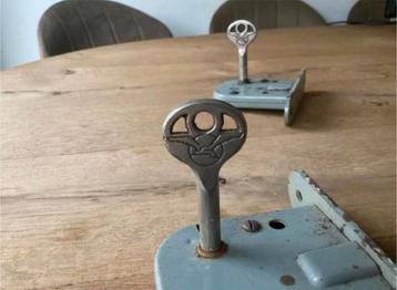 2 oude inbouwsloten compleet met sleutel beschikbaar voor biedingen