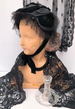 4 gitten hoeden mutsspelden  - klederdracht rouw, Ophalen of Verzenden, Dames