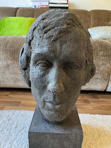 Beeld van klei, markant mannenhoofd, buste beschikbaar voor biedingen