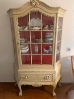 Antieke kast met servies, Ophalen