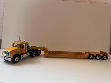 Mack Granite met dieplader van First Gear beschikbaar voor biedingen