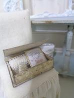 Brocant doosje met inhoud....Poppenhuis 1:12. (Fotonr F30)*, Ophalen of Verzenden, Nieuw, Poppenhuis