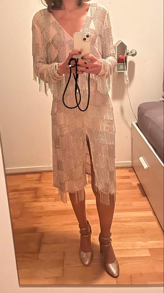 Prachtige True Decadence jurk met franjes, Kleding | Dames, Jurken, Zo goed als nieuw, Maat 36 (S), Beige, Knielengte, Ophalen of Verzenden