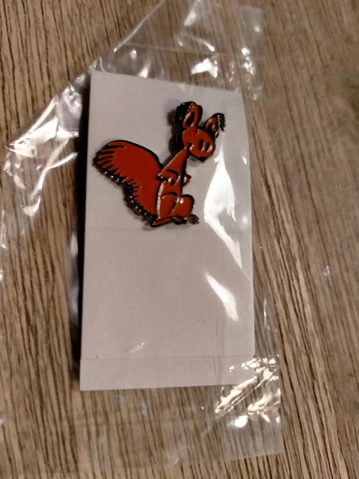 Robbedoes Spip Eekhoorn Atlas Uitgeverij strip pin, Verzamelen, Speldjes, Pins en Buttons, Nieuw, Overige onderwerpen, Ophalen of Verzenden