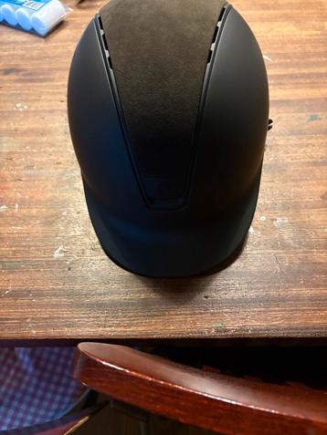 Donkerbruine paardrijhelm beschikbaar voor biedingen