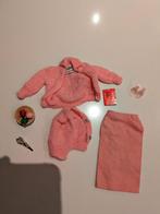 Vintage Barbie outfit Knitting Pretty Pink #957 compleet, Ophalen of Verzenden, Zo goed als nieuw, Kleertjes