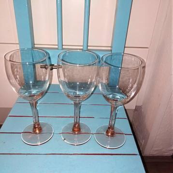 Wijnglazen zalmkleurige voet 3 stuks beschikbaar voor biedingen