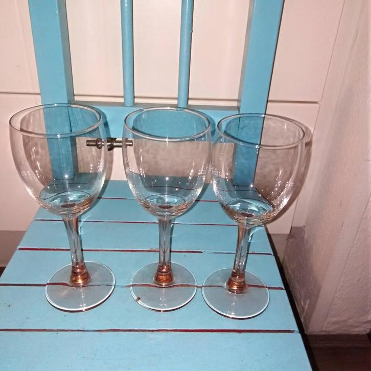 Wijnglazen zalmkleurige voet 3 stuks, Huis en Inrichting, Keuken | Servies, Zo goed als nieuw, Glas of Glazen, Overige stijlen