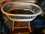 Witte rotan wieg met stang voor hemeltje en matrasje, Ophalen of Verzenden, Gebruikt, Wieg