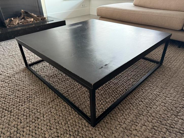 Geverfde eiken salontafel met zwart stalen onderstel, Huis en Inrichting, Tafels | Salontafels, Gebruikt, Minder dan 50 cm, 100 tot 150 cm