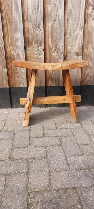 Robuuste teakhouten kruk beschikbaar voor biedingen