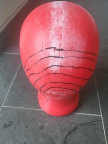 Rood Kunststof Object beschikbaar voor biedingen