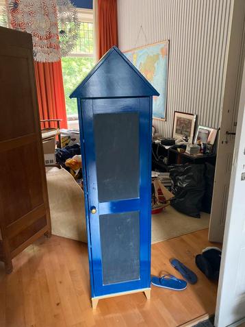 Blauw kinderkastje met krijtbord beschikbaar voor biedingen