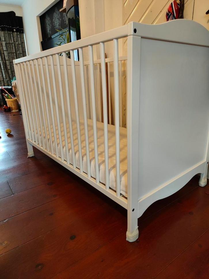 Ikea baby ledikant met matras, Kinderen en Baby's, Babywiegjes en Ledikanten, Zo goed als nieuw, Ledikant, Ophalen