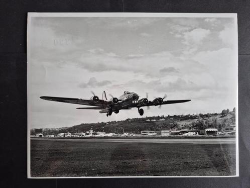 Foto van een opstijgende Boeing B-17 (F1052), Verzamelen, Luchtvaart en Vliegtuigspotten, Gebruikt, Kaart, Foto of Prent, Ophalen of Verzenden