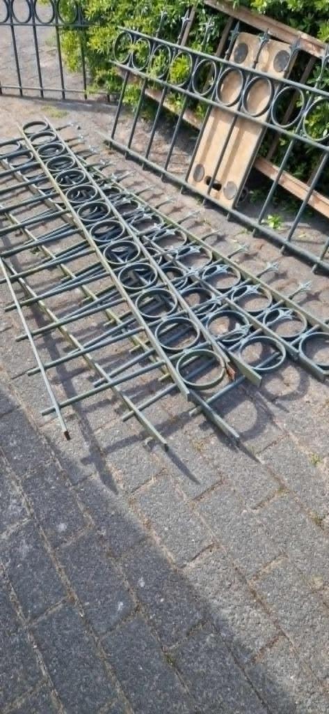 Partij mooie smeedijzeren hekken (lengte 8,73 mtr.) brocante, Tuin en Terras, Tuinhekken en Hekwerk, Gebruikt, Sierhekwerk, IJzer