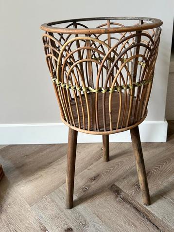 Rotan bloempot met poten / staande plantenpot beschikbaar voor biedingen