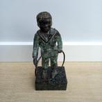 Bronzen beeldje. Jongen met hoepel., Ophalen of Verzenden