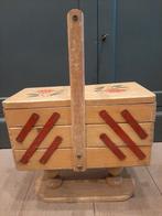 Oud uitklapbaar naaidoosje met inhoud, Ophalen of Verzenden