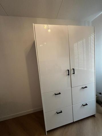 Moderne IKEA keukenkast - veel opbergruimte beschikbaar voor biedingen