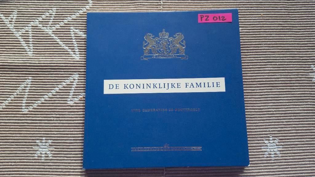 Themamapje "Vier generaties in postzegels" ( Kavel PZ 012), Postzegels en Munten, Postzegels | Nederland, Ophalen of Verzenden