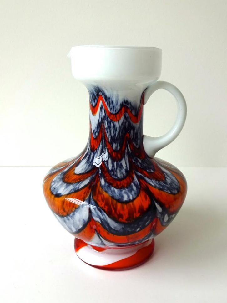 Glazen vaas met oor wit opaline oranje zwart Florence 2826-g, Antiek en Kunst, Antiek | Glas en Kristal, Ophalen of Verzenden