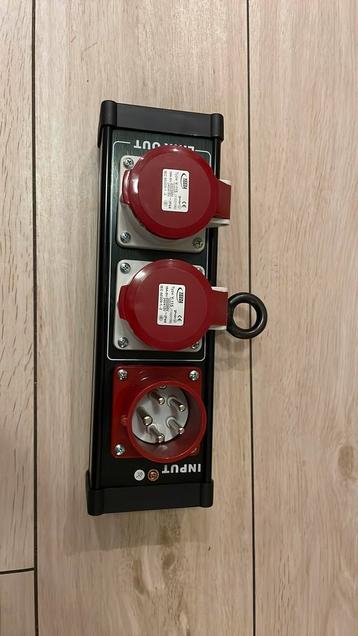 Showtec Breakout Bar 7 / 16A / 400V splitter / breakout box beschikbaar voor biedingen