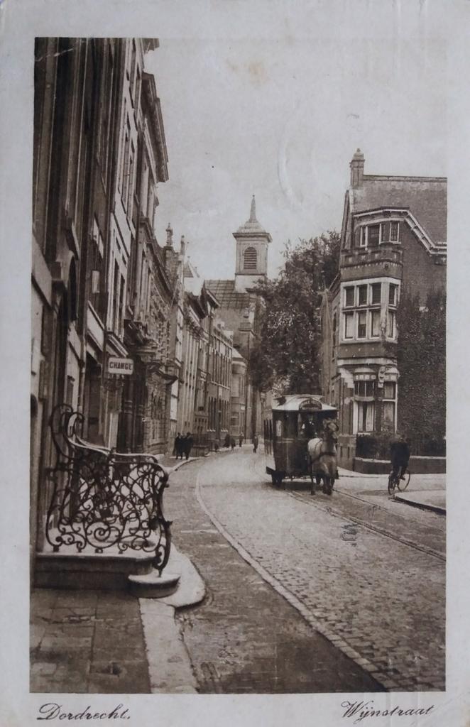 Oude gelopen briefkrt: Kijkje in de Wijnstraat in Dordrecht, Verzamelen, Ansichtkaarten | Nederland, Gelopen, Zuid-Holland, 1920 tot 1940