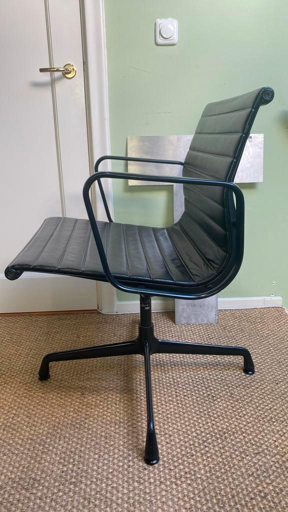 Eames EA108 Aluminium Group Vitra Leer, Huis en Inrichting, Bureaustoelen, Gebruikt, Bureaustoel, Zwart, Ergonomisch, Verzenden