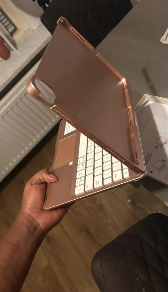 iPad Keyboard Case - Nieuwstaat, Computers en Software, Apple iPads, Nieuw, Apple iPad, Wi-Fi, 11 inch, 64 GB, Rose Goud, Ophalen of Verzenden