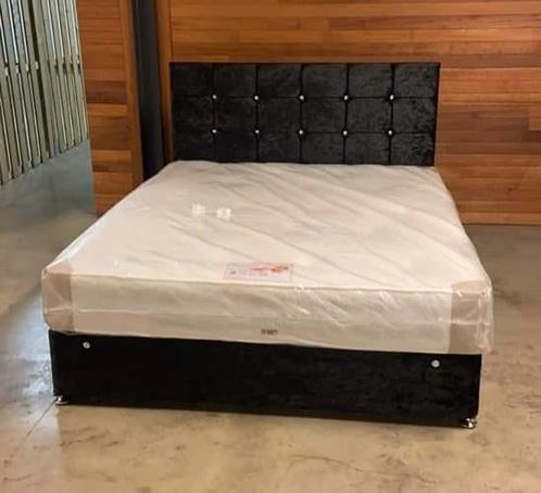 Luxury Velvet Upholstered Bed – Available in Multiple Sizes, Huis en Inrichting, Slaapkamer | Beddengoed, Zo goed als nieuw, Dekbedovertrek