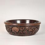 Vintage Afrikaanse houtsnijwerk kom met olifant en neushoorn, Antiek en Kunst, Ophalen of Verzenden