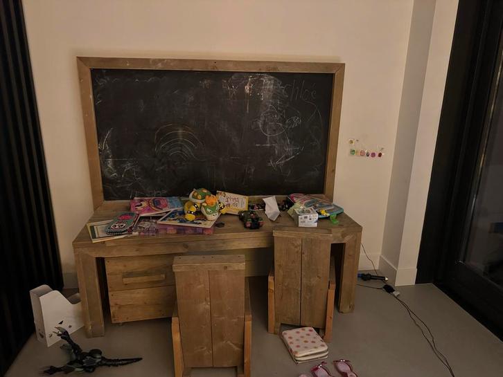 Steigerhouten Speeltafel met Krijtbord en Stoelen, Kinderen en Baby's, Kinderkamer | Tafels en Stoelen, Gebruikt, Tafel(s) en Stoel(en)