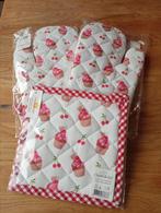 Nieuw,twee ovenhandschoenen en een pannenlap Clayre & Eef, Ophalen of Verzenden, Nieuw, Overige kleuren, Overige typen