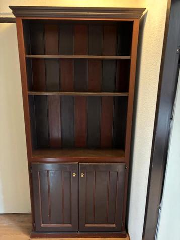 Houten boekenkast met Deuren beschikbaar voor biedingen