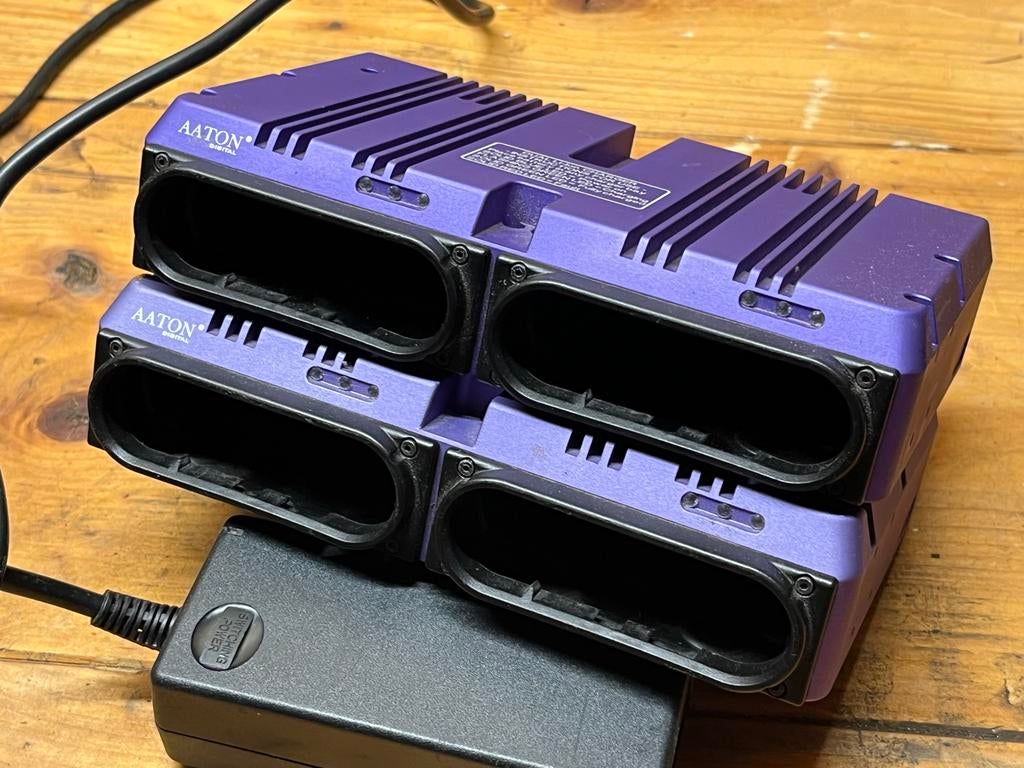 2x Aaton Digital SMBus accu-laders, Ophalen of Verzenden, Gebruikt