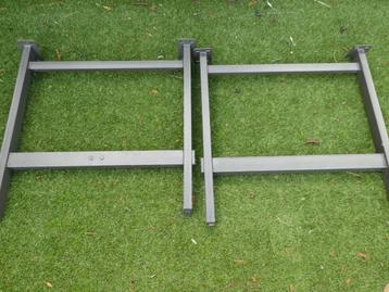 Metalen onderstel voor tafel beschikbaar voor biedingen