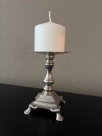 Zilverkleurige Kandelaar met Kaars - 16 cm beschikbaar voor biedingen