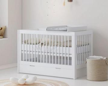 Babyledikant met grote la onder beschikbaar voor biedingen