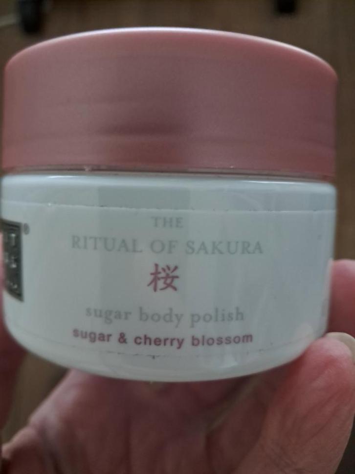 The ritual of Sakura Sugar Body Polish, Sieraden, Tassen en Uiterlijk, Uiterlijk | Lichaamsverzorging, Nieuw, Bodylotion, Crème of Olie